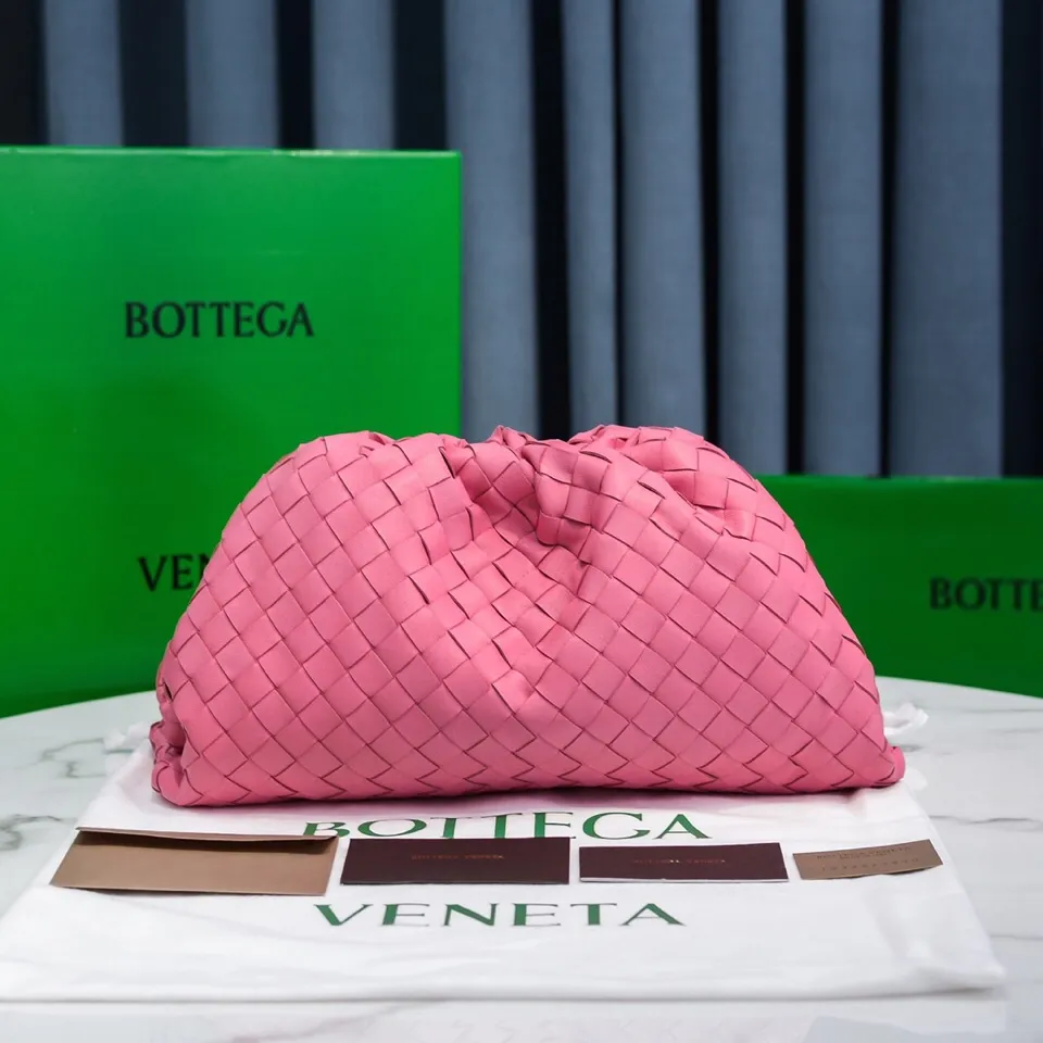 🔥🔥The counterattack of the popular Bottega Veneta started with this series of cloud bags, which went viral in the fashion circle and started a craze! Out of stock, out of stock, out of stock... One piece is hard to find, super hard to buy, regardless of age, season, or occasion. Very classy. Really, if you carry this on the road, it will turn heads! This is also the reason why this series is so expensive. Large size: 38*20*8.5cm [Big clouds and large grid weaving] Girly pink
